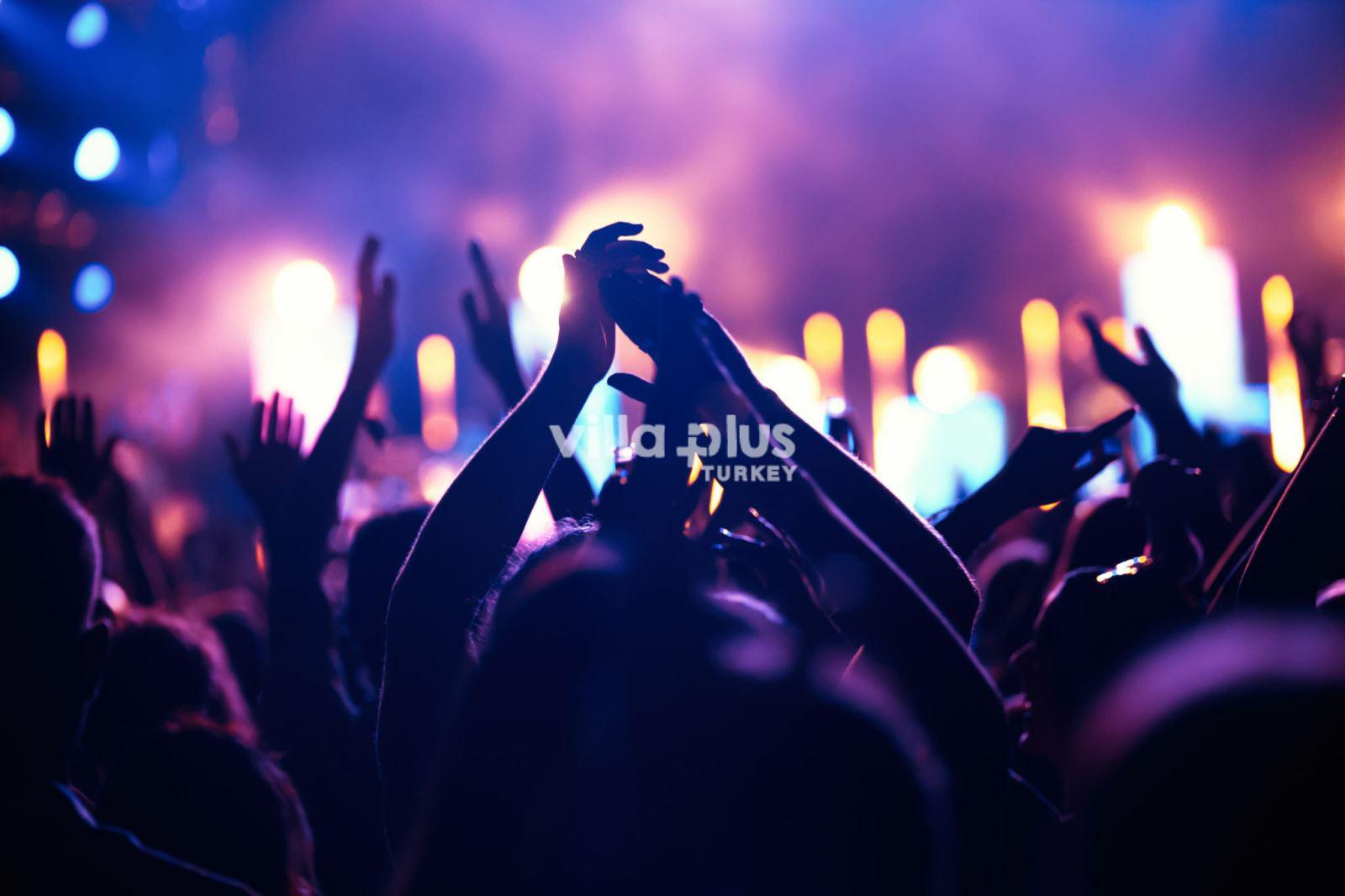 people dancing in a nightclub in hisarönü